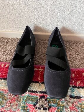 Clarks Women's Black Suede Cross-Strap Loafers